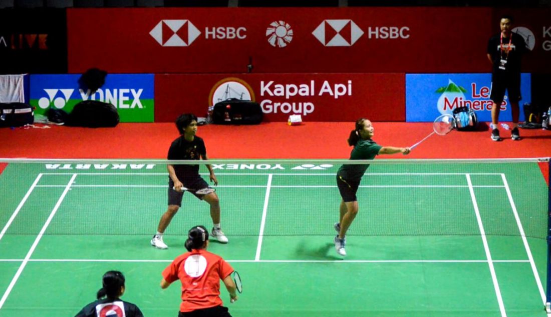 Sejumlah pebulu tangkis melakukan latihan menjelang Indonesia Open 2023 di Istora Senayan. PP PBSI kembali memercayakan Le Minerale sebagai official mineral water pada Indonesia Open 2023 yang digelar 13-18 Juni 2023. - JPNN.com