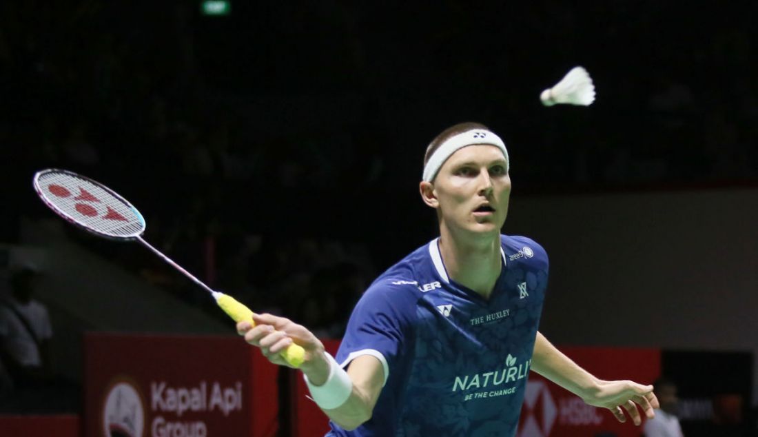 Tunggal putra Denmark Viktor Axelsen saat melawan pemain China Weng Hong Yang pada 32 Besar Indonesia Open 2023, di Istora Jakarta, Selasa (13/6). Axelsen menang 21-12 dan 21-8. - JPNN.com