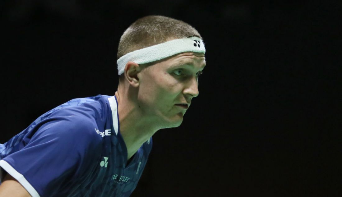 Tunggal putra Denmark Viktor Axelsen saat melawan pemain China Weng Hong Yang pada 32 Besar Indonesia Open 2023, di Istora Jakarta, Selasa (13/6). Axelsen menang 21-12 dan 21-8. - JPNN.com