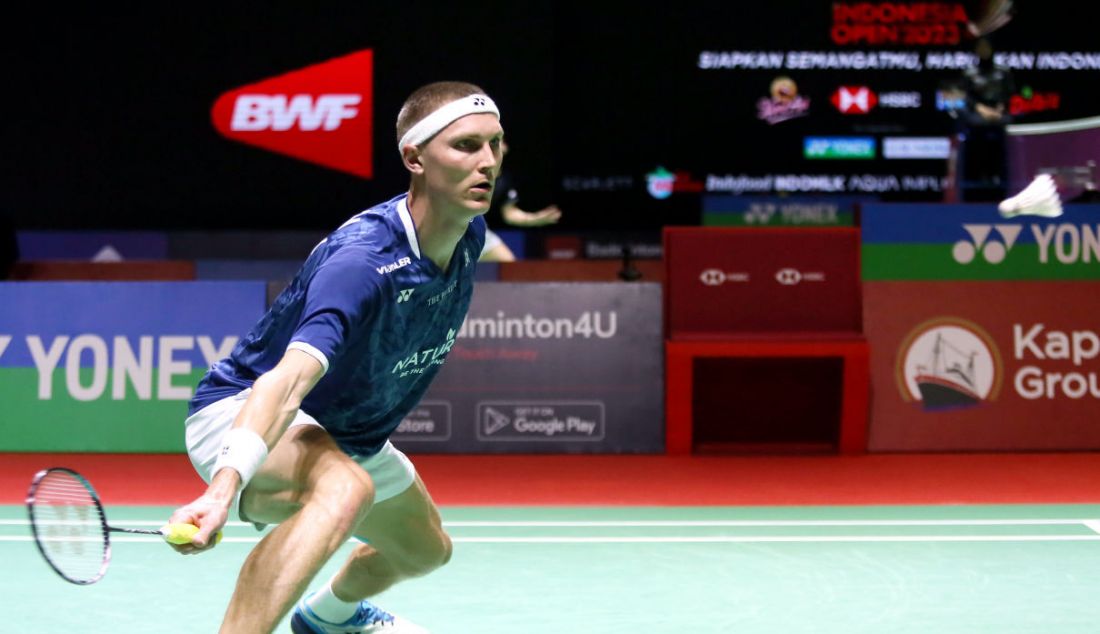 Aksi peringkat satu dunia Viktor Axelsen saat melawan tunggal putra China Weng Hong Yang pada 32 Besar Indonesia Open 2023, di Istora, Jakarta, Selasa (13/6). - JPNN.com