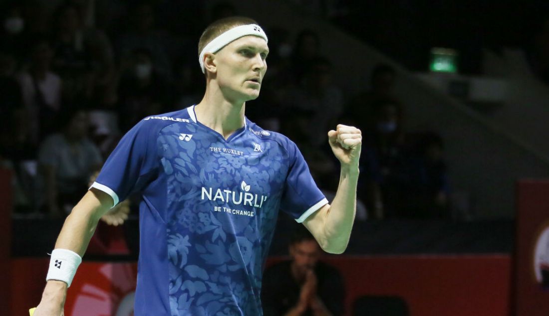 Tunggal putra Denmark Viktor Axelsen saat melawan pemain China Weng Hong Yang pada 32 Besar Indonesia Open 2023, di Istora Jakarta, Selasa (13/6). Axelsen menang 21-12 dan 21-8. - JPNN.com