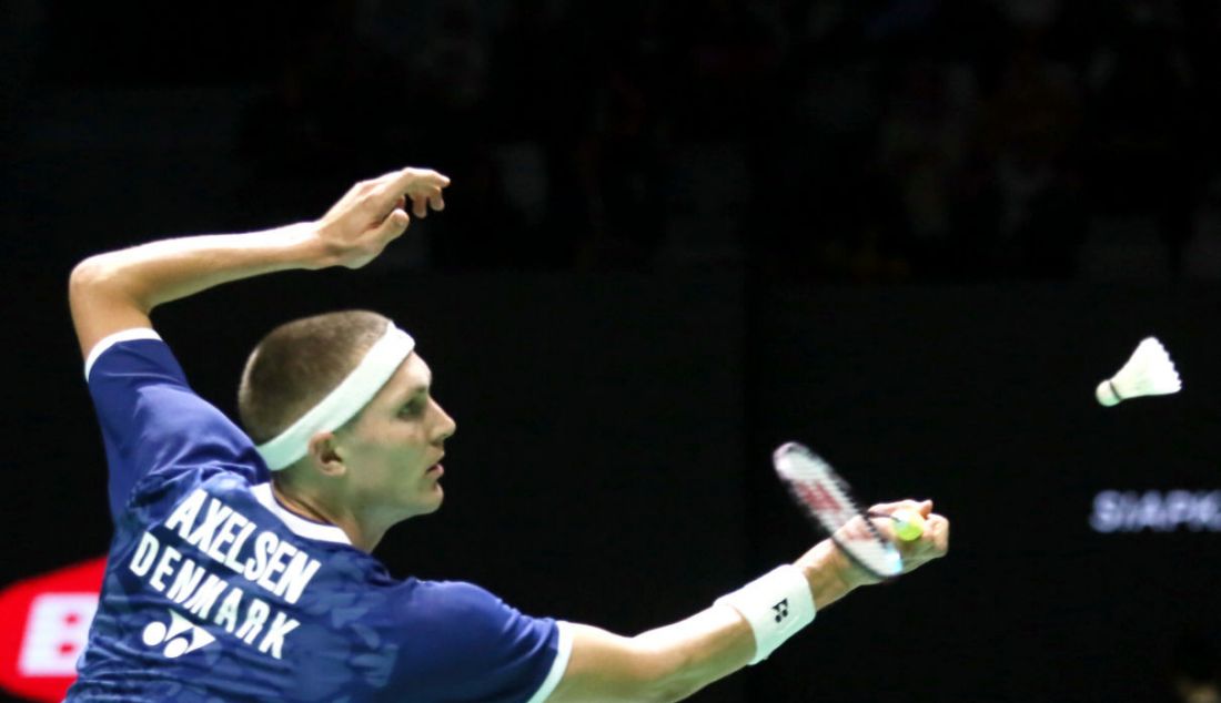 Tunggal putra Denmark Viktor Axelsen saat melawan pemain China Weng Hong Yang pada babak pertama Indonesia Open 2023, di Istora Jakarta, Selasa (13/6). Axelsen menang 21-12 dan 21-8. - JPNN.com