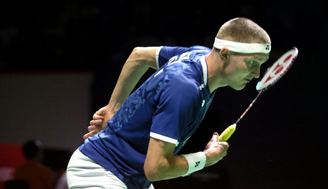 Tunggal putra Denmark Viktor Axelsen saat melawan pemain China Weng Hong Yang pada 32 Besar Indonesia Open 2023, di Istora Jakarta, Selasa (13/6). Axelsen menang 21-12 dan 21-8. - JPNN.com