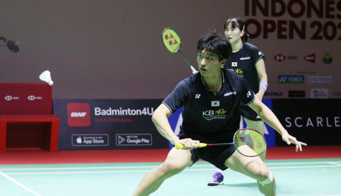 Ganda campuran Korea Kim Won Ho/Jeong Na Eun saat melawan pasangan Hong Kong Tang Chun Man/Tse Ying Suet dalam Indonesia Open 2023, Jakarta, Rabu (14/6). Kim/Jeong kalah 8-21, 21-14 dan 10-21. - JPNN.com