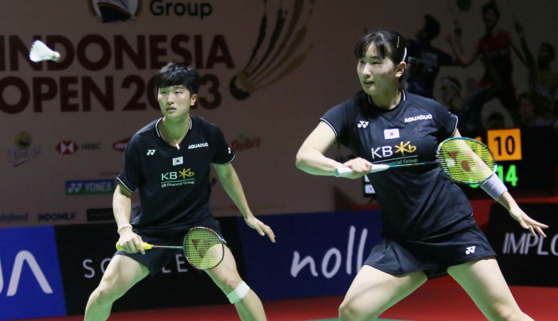 Ganda campuran Korea Kim Won Ho/Jeong Na Eun saat melawan pasangan Hong Kong Tang Chun Man/Tse Ying Suet dalam Indonesia Open 2023, Jakarta, Rabu (14/6). Kim/Jeong kalah 8-21, 21-14 dan 10-21. - JPNN.com