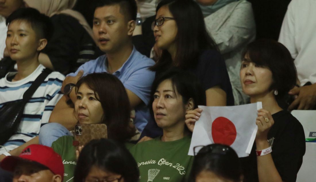 Sejumlah penonton memberikan dukungan kepada tunggal putra Jepang Kodai Naraoka saat melawan pemain Denmark Anders Antonsen pada 32 Besar Indonesia Open 2023, di Istora, Jakarta, Rabu (14/6). - JPNN.com