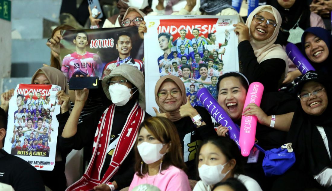 Sejumlah penonton teriak histeris ketika tunggal putra Indonesia Jonatan Christie memasuki lapangan Istora Senayan, Jakarta, Rabu (14/6). - JPNN.com