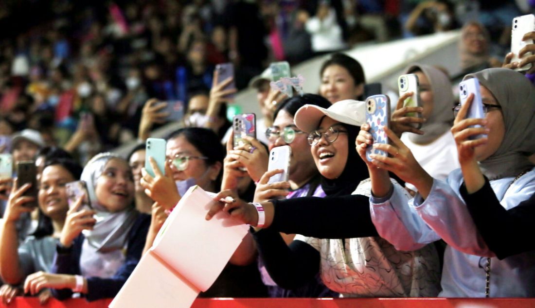 Sejumlah penonton teriak histeris ketika tunggal putra Indonesia Jonatan Christie memasuki lapangan Istora Senayan, Jakarta, pada hari kedua Indonesia Open 2023 Super 1000, Rabu (14/6). - JPNN.com