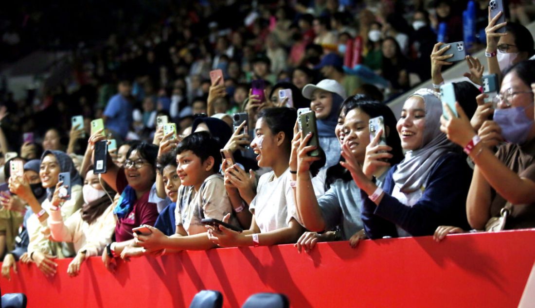 Sejumlah penonton teriak histeris ketika tunggal putra Indonesia Jonatan Christie memasuki lapangan Istora Senayan, Jakarta, Rabu (14/6). - JPNN.com