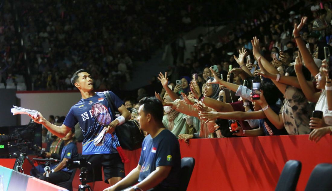 Penonton histeris melihat Jonatan Christie di Istora, Senayan, Jakarta, Rabu (14/6). - JPNN.com