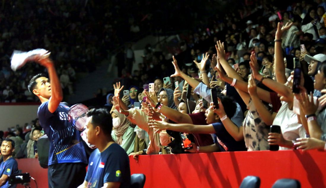 Penonton histeris melihat Jonatan Christie di Istora, Senayan, Jakarta, Rabu (14/6). - JPNN.com