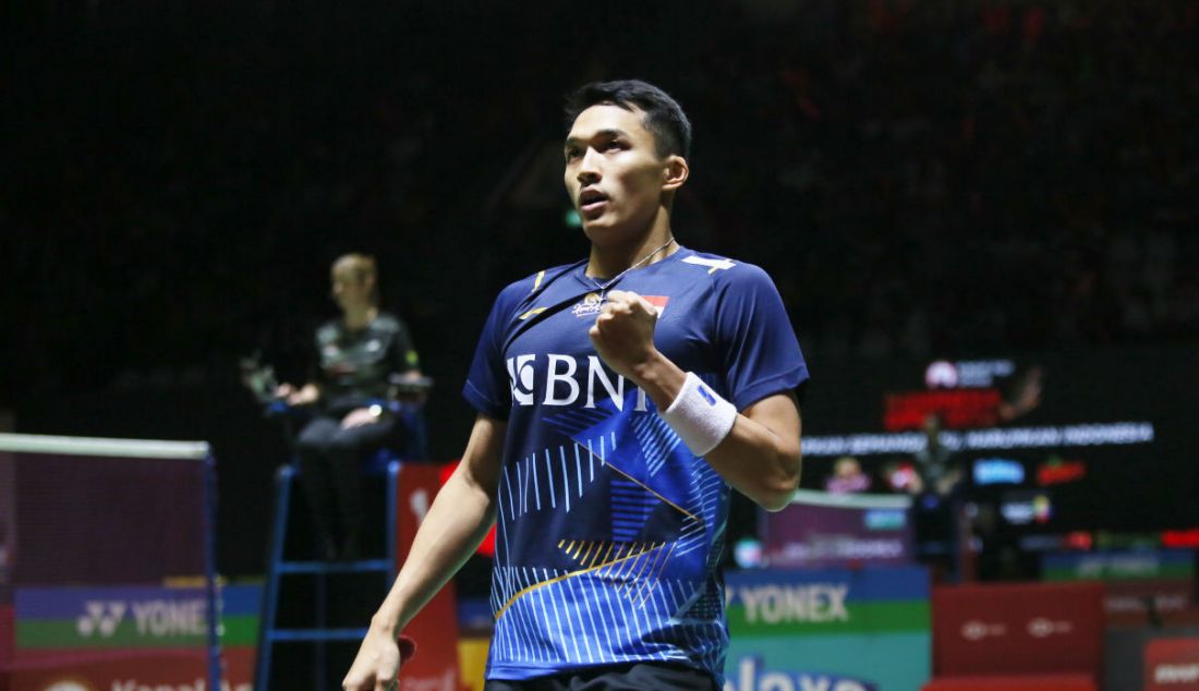 Tunggal putra Indonesia Jonatan Christie saat melawan tunggal putra Jepang Kanta Tsuneyama dalam Indonesia Open 2023, Jakarta, Rabu (14/6). Jonatan Christie menang atas lawannya dengan skor 21-17 dan 21-10. - JPNN.com