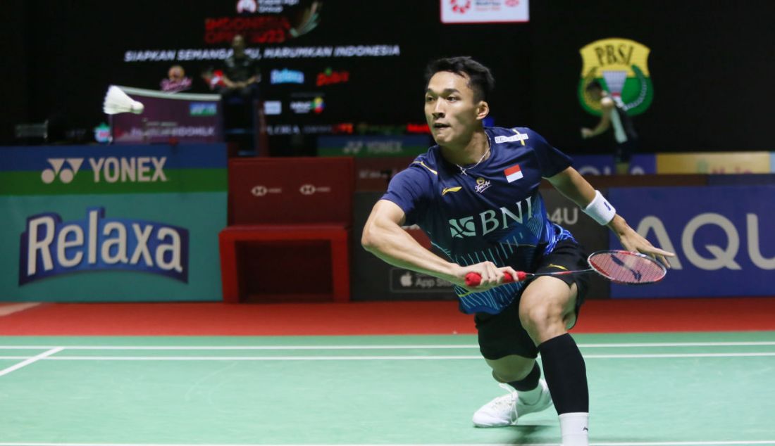 Tunggal putra Indonesia Jonatan Christie saat melawan tunggal putra Jepang Kanta Tsuneyama dalam Indonesia Open 2023, Jakarta, Rabu (14/6). Jonatan Christie menang atas lawannya dengan skor 21-17 dan 21-10. - JPNN.com