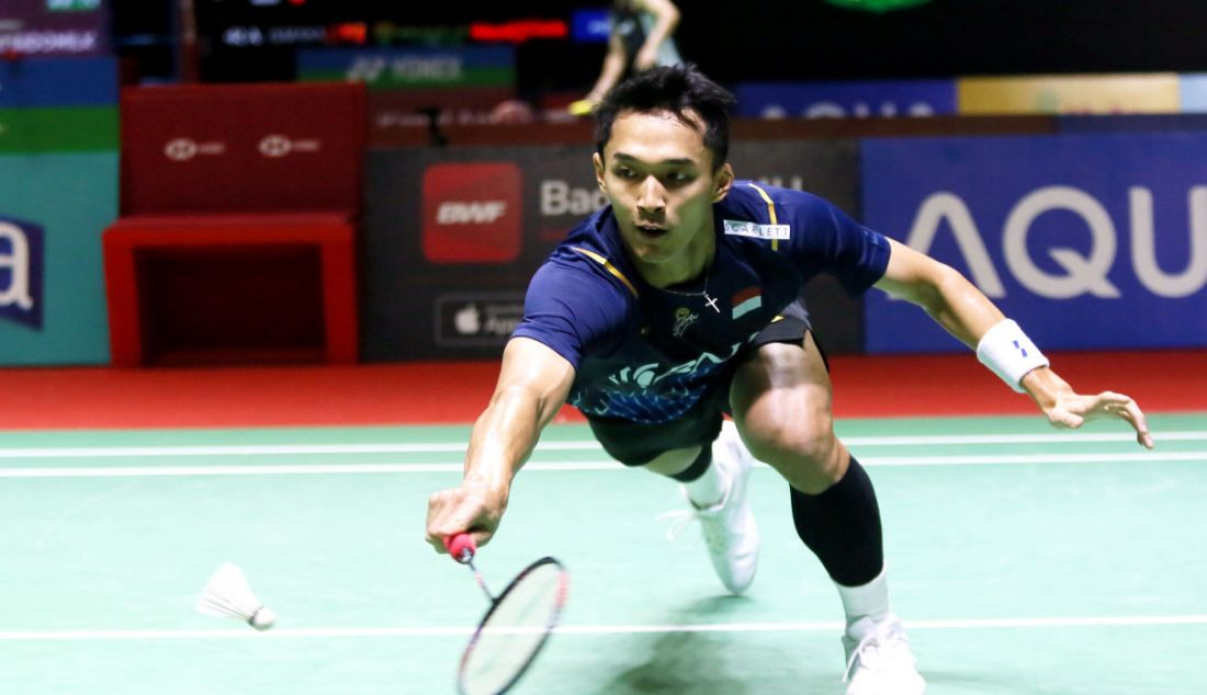 Tunggal putra Indonesia Jonatan Christie saat melawan tunggal putra Jepang Kanta Tsuneyama dalam Indonesia Open 2023, Jakarta, Rabu (14/6). Jonatan Christie menang atas lawannya dengan skor 21-17 dan 21-10. - JPNN.com