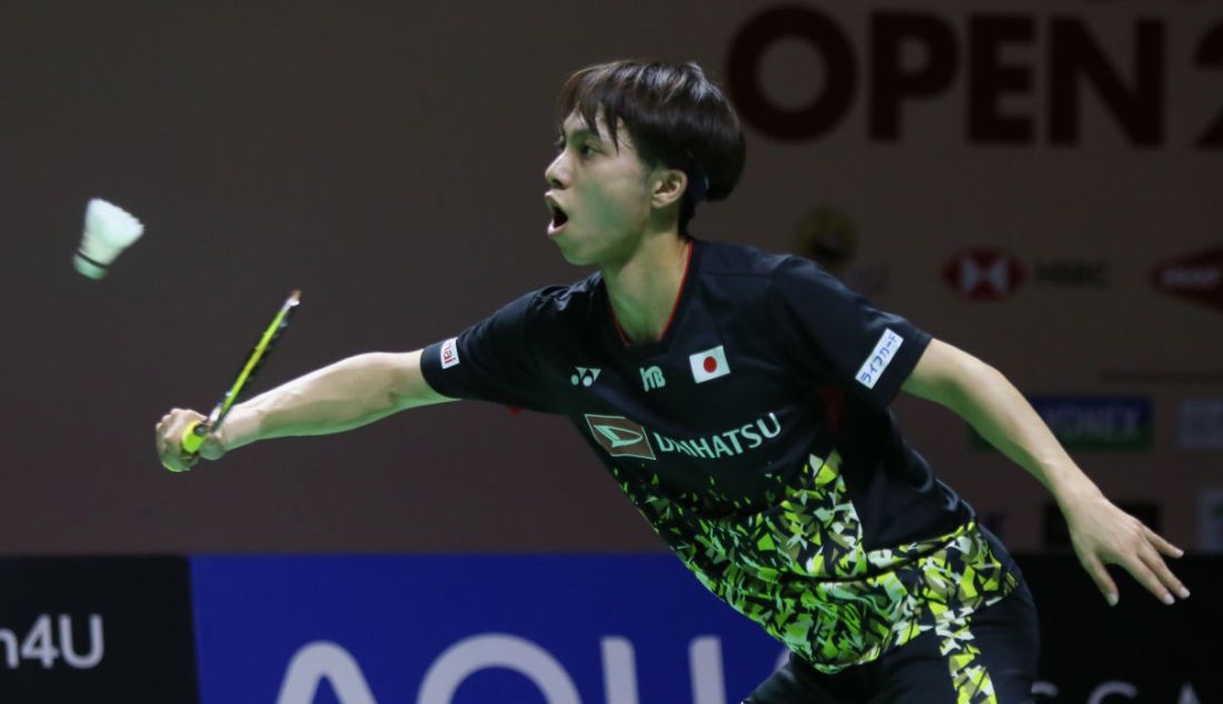 Tunggal putra Jepang Kodai Naraoka saat melawan pemain Denmark Anders Antonsen pada 32 Besar Indonesia Open 2023, di Istora, Jakarta, Rabu (14/6) - JPNN.com