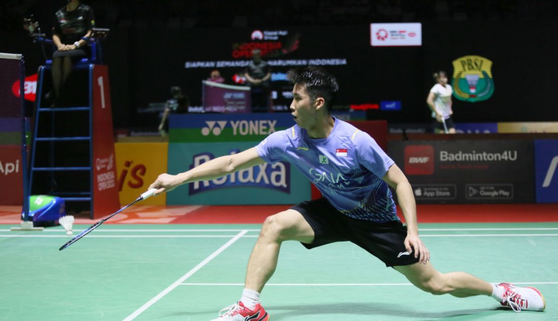 Tunggal putra Singapura Loh Kean Yew saat melawan tunggal putra Indonesia Chico Aura Dwi Wardoyo dalam Indonesia Open 2023, Jakarta, Rabu (14/6). Loh menang 21-15 dan 23-21. - JPNN.com