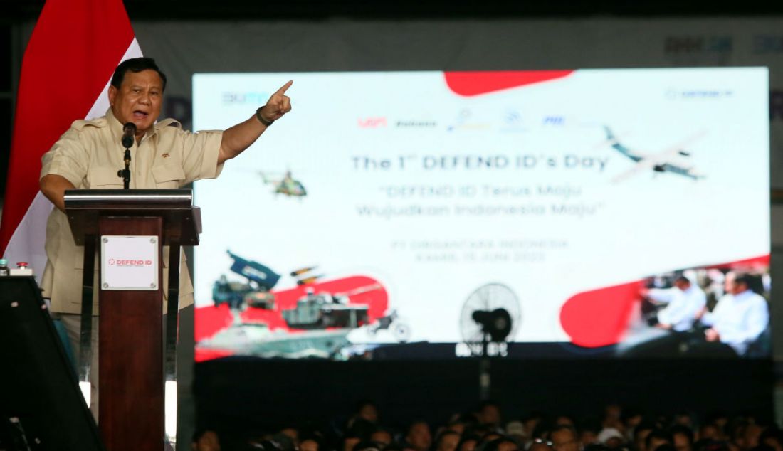 Menhan Prabowo Subianto menghadiri acara The 1st DEFEND ID’s Day di Hanggar PT Dirgantara Indonesia, Bandung, Jawa Barat, Kamis (15/6). Prabowo menyebutkan sejak awal merdeka, pendiri bangsa Indonesia pengin menguasai teknologi dan menjadi negara industri. - JPNN.com