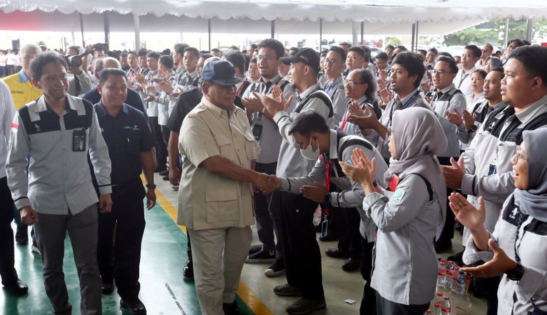 Menhan Prabowo Subianto menghadiri acara The 1st DEFEND ID’s Day di Hanggar PT Dirgantara Indonesia, Bandung, Jawa Barat, Kamis (15/6). Prabowo menyebutkan sejak awal merdeka, pendiri bangsa Indonesia pengin menguasai teknologi dan menjadi negara industri. - JPNN.com