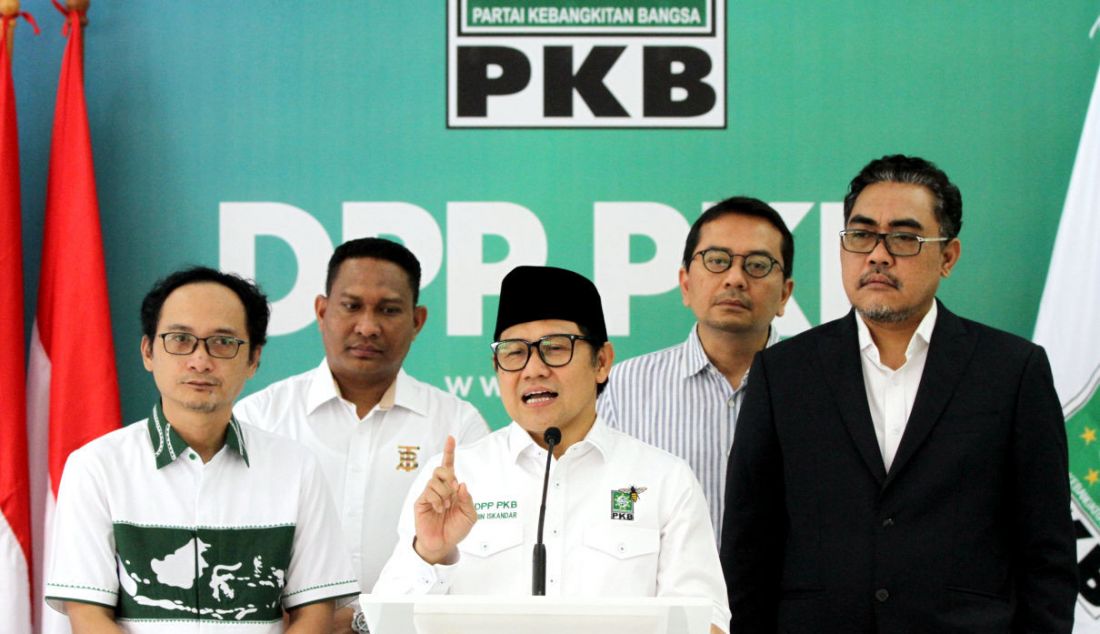 Ketua Umum PKB Muhaimin Iskandar menyampaikan keterangan pers di Kantor DPP PKB, Jakarta, Kamis (15/6). Muhaimin Iskandar mengapresiasi putusan Mahkamah Konstitusi yang menolak permohonan uji materi pasal dalam UU Nomor 7 tahun 2017 tentang Pemilu dan memutuskan Pemilu tetap memakai sistem proporsional terbuka. - JPNN.com