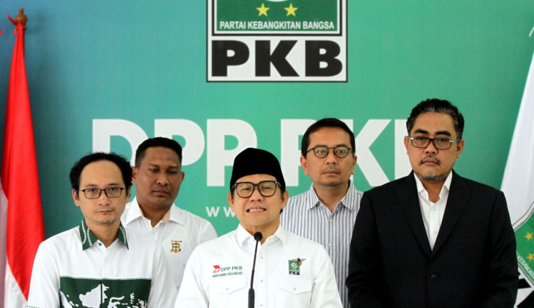 Ketua Umum PKB Muhaimin Iskandar menyampaikan keterangan pers di Kantor DPP PKB, Jakarta, Kamis (15/6). Muhaimin Iskandar mengapresiasi putusan Mahkamah Konstitusi yang menolak permohonan uji materi pasal dalam UU Nomor 7 tahun 2017 tentang Pemilu dan memutuskan Pemilu tetap memakai sistem proporsional terbuka. - JPNN.com