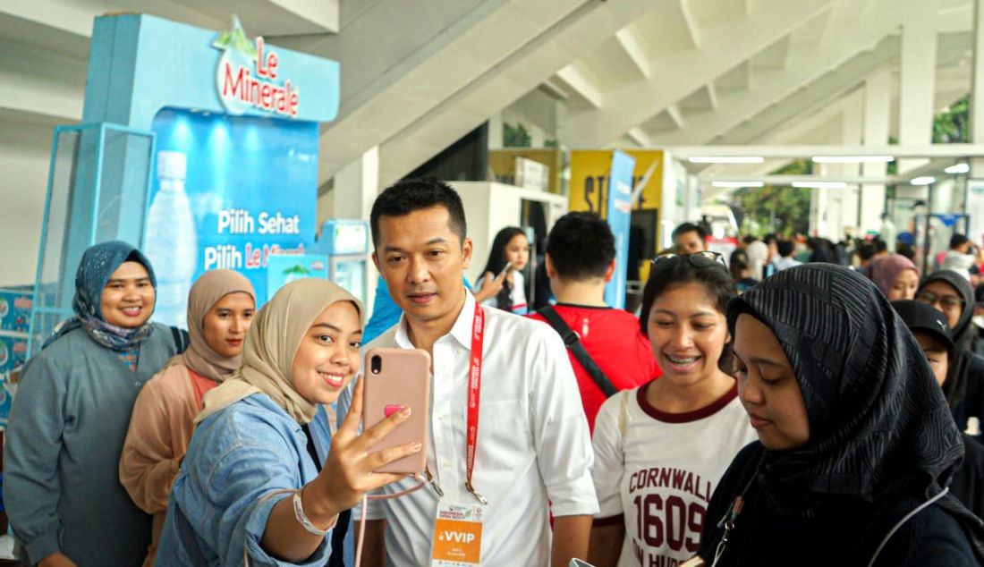 Mantan pebulu tangkis nasional Taufik Hidayat mengujungi stan Le Minerale di Indonesia Open 2023 di Jakarta, Jumat (16/6). - JPNN.com