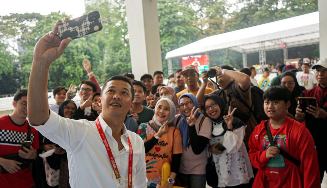 Mantan pebulu tangkis nasional Taufik Hidayat mengujungi stan Le Minerale di Indonesia Open 2023 di Jakarta, Jumat (16/6). Taufik mengatakan Le Minerale merupakan pilihan tepat bagi atlet untuk membantu menjaga performa dan kebugaran tubuh saat pertandingan. - JPNN.com