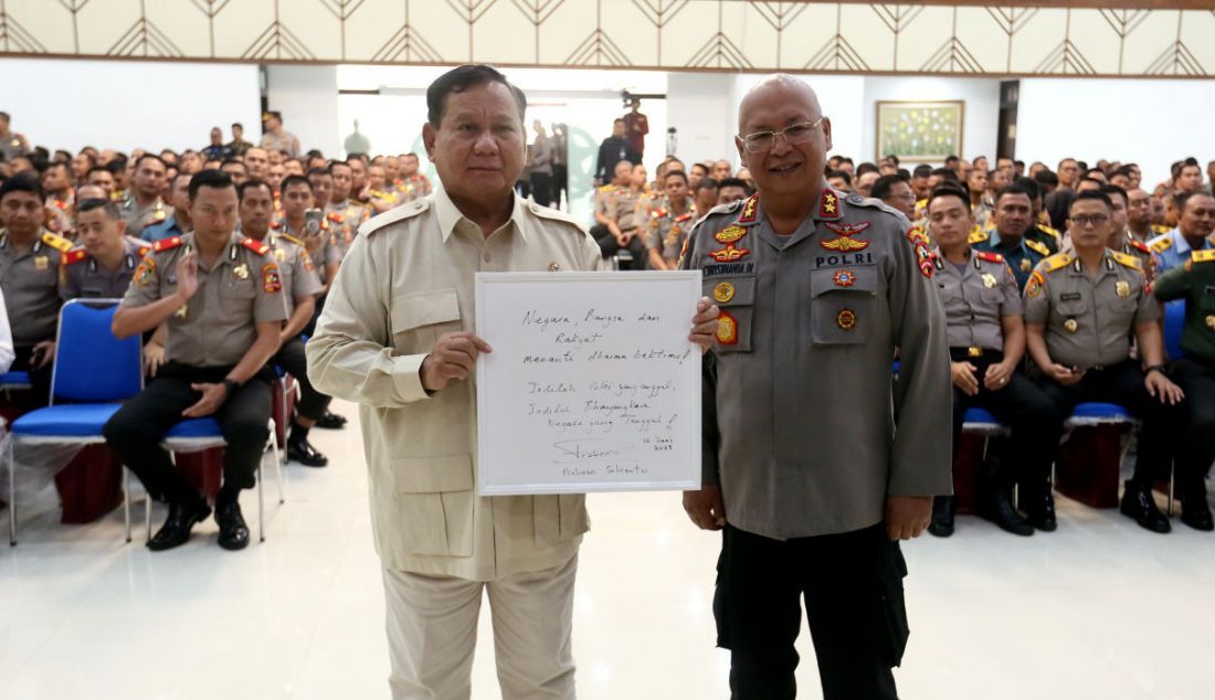 Menhan Prabowo Subianto saat menghadiri dialog di Gedung Utaryo Sespim Lemdiklat Polri, Lembang, Kabupaten Bandung Barat, Jawa Barat, Jumat (16/6). - JPNN.com