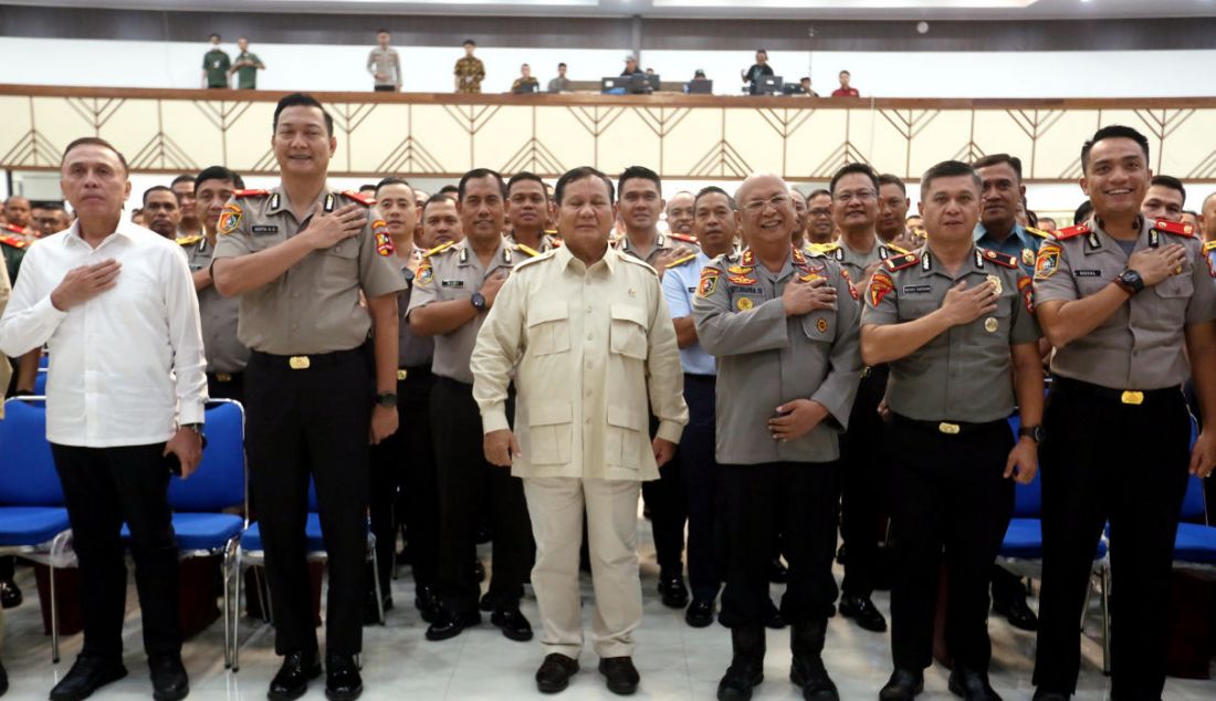 Menhan Prabowo Subianto saat menghadiri dialog di Gedung Utaryo Sespim Lemdiklat Polri, Lembang, Kabupaten Bandung Barat, Jawa Barat, Jumat (16/6). - JPNN.com