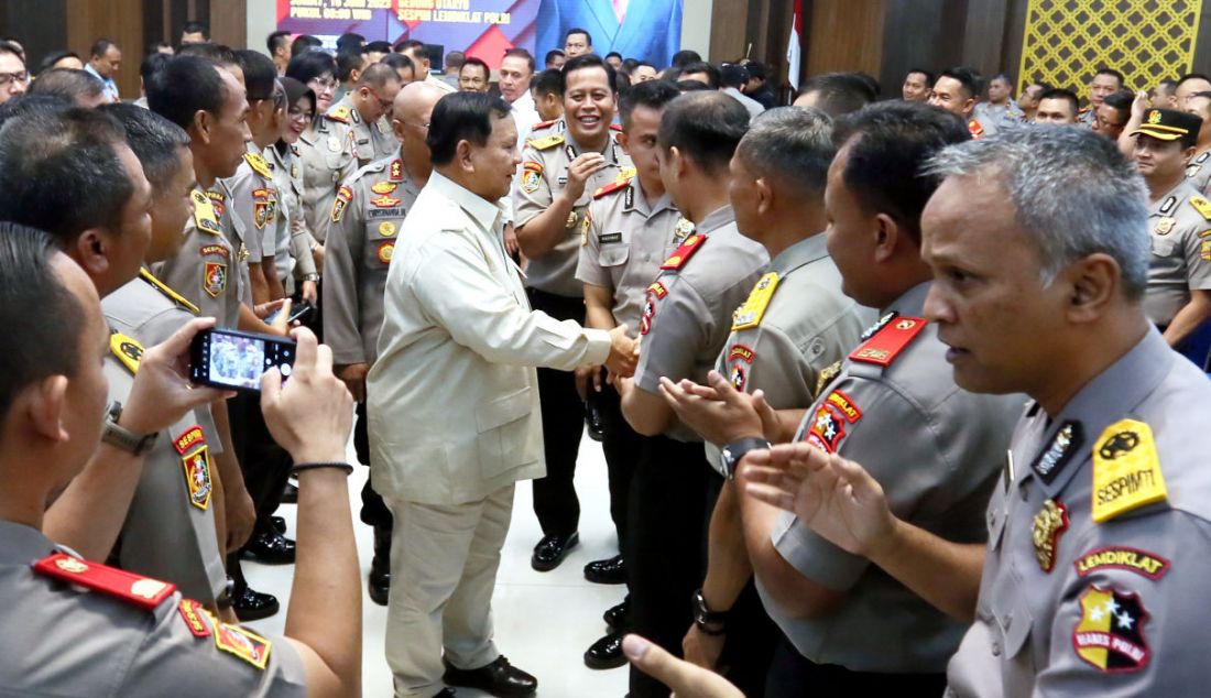 Menhan Prabowo Subianto saat menghadiri dialog di Gedung Utaryo Sespim Lemdiklat Polri, Lembang, Kabupaten Bandung Barat, Jawa Barat, Jumat (16/6). - JPNN.com