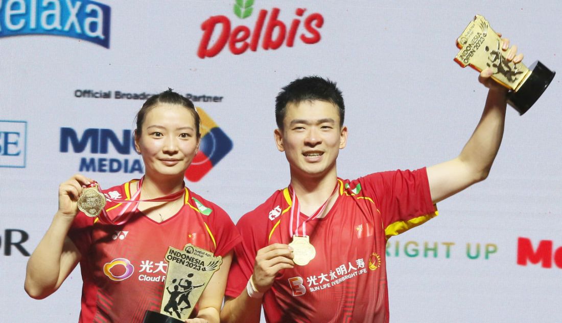 Ganda campuran China Zheng Si Wei dan Huang Ya Qiong juara Indonesia Open 2023 Super 1000. - JPNN.com