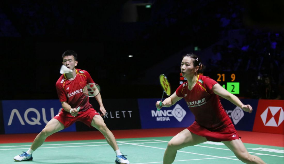 Ganda campuran China Zheng Si Wei (kiri) dan Huang Ya Qiong pada final Indonesia Open 2023 di Istora Senayan, Jakarta, Minggu (18/6). - JPNN.com