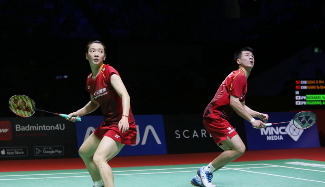 Zheng Si Wei (kanan) dan Huang Ya Qiong mengalahkan ganda campuran Jepang Yuta Watanabe dan Arisa Higashino pada final Indonesia Open 2023 di Istora Senayan, Jakarta, Minggu (18/6). Zheng/Huang menang 21-14 dan 21-11. - JPNN.com