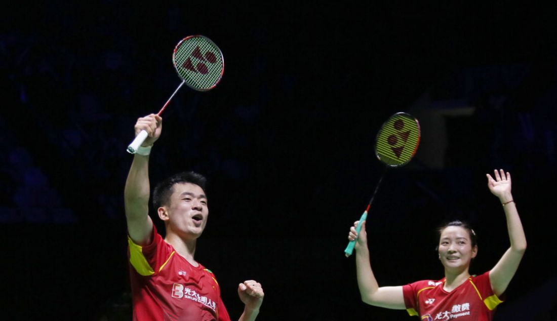 Zheng Si Wei (kiri) dan Huang Ya Qiong mengalahkan ganda campuran Jepang Yuta Watanabe dan Arisa Higashino pada final Indonesia Open 2023 di Istora Senayan, Jakarta, Minggu (18/6). Zheng/Huang menang 21-14 dan 21-11. - JPNN.com