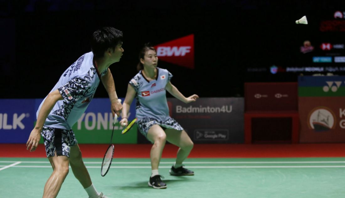 Ganda campuran Jepang Yuta Watanabe (kiri) dan Arisa Higashino pada final Indonesia Open 2023 Super 1000. - JPNN.com