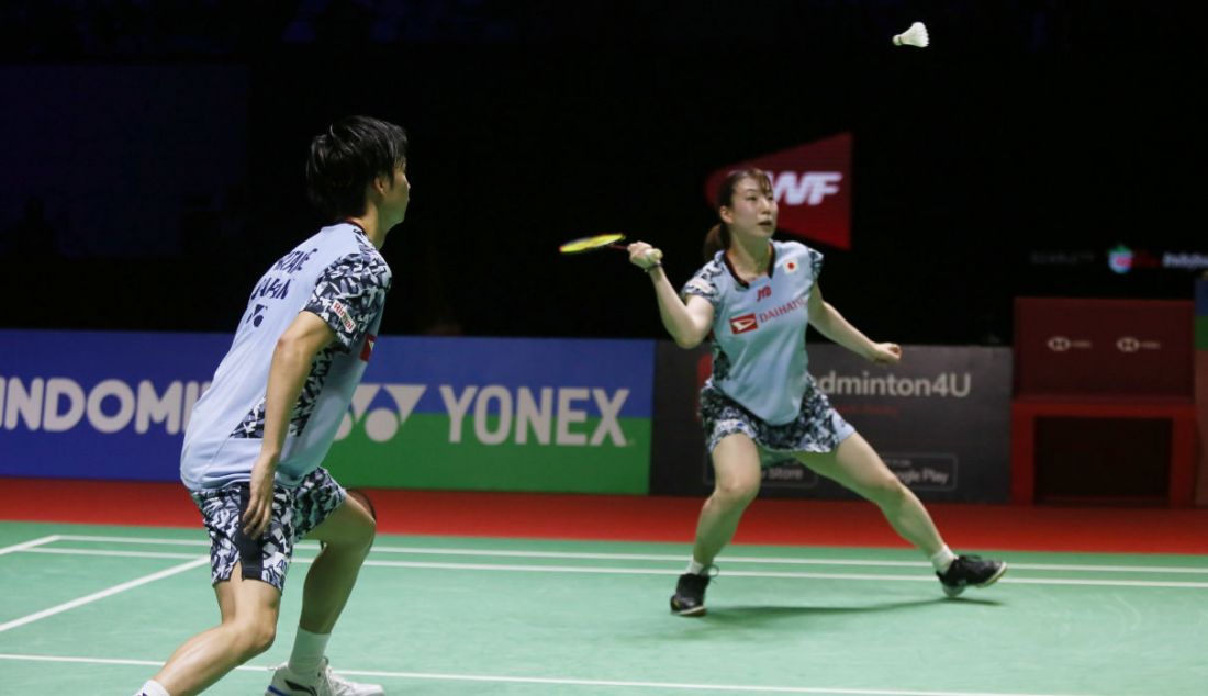 Ganda campuran Jepang Yuta Watanabe (kiri) dan Arisa Higashino pada final Indonesia Open 2023 Super 1000. - JPNN.com