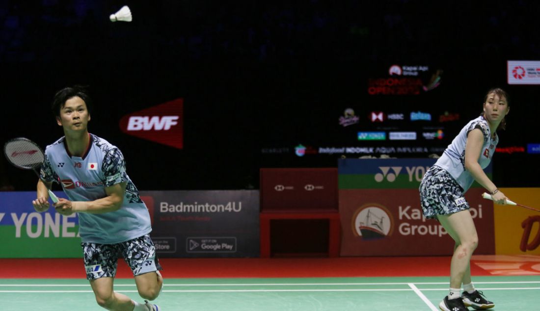 Ganda campuran Jepang Yuta Watanabe (kiri) dan Arisa Higashino pada final Indonesia Open 2023 Super 1000. - JPNN.com