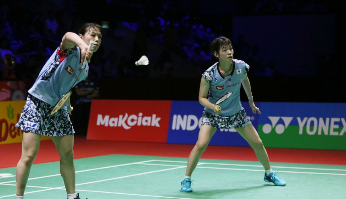 Ganda putri Jepang Yuki Fukushima dan Sayaka Hirota saat melawan ganda putri Korea Baek Ha Na dan Lee So Hee pada final Indonesia Open 2023 di Istora Senayan, Jakarta, Minggu (18/6). Yuki Fukushima dan Sayaka Hirota kalah atas lawannya dengan skor 20-22 dan 10-21. - JPNN.com