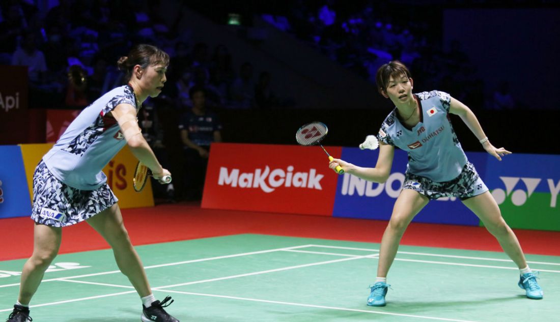 Ganda putri Jepang Yuki Fukushima (kiri) dan Sayaka Hirota saat melawan ganda putri Korea Baek Ha Na dan Lee So Hee pada final Indonesia Open 2023 di Istora Senayan, Jakarta, Minggu (18/6). Yuki Fukushima dan Sayaka Hirota kalah atas lawannya dengan skor 20-22 dan 10-21. - JPNN.com