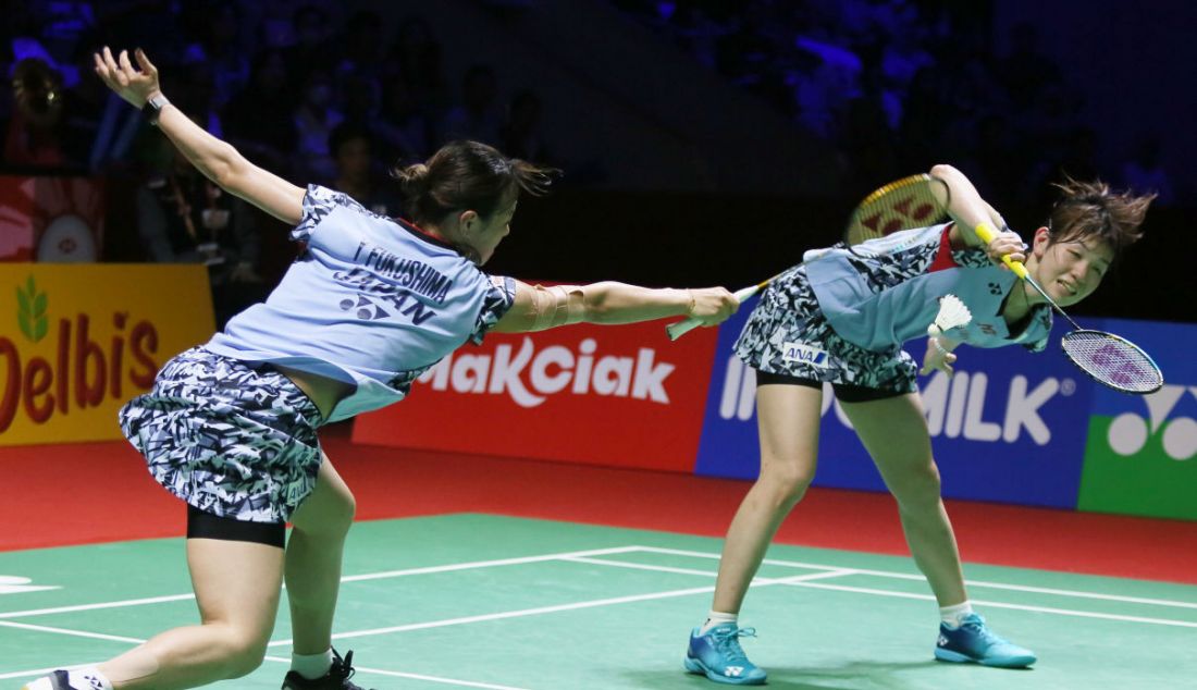 Ganda putri Jepang Yuki Fukushima (kiri) dan Sayaka Hirota di final Indonesia Open 2023 di Istora Senayan, Jakarta, Minggu (18/6). - JPNN.com