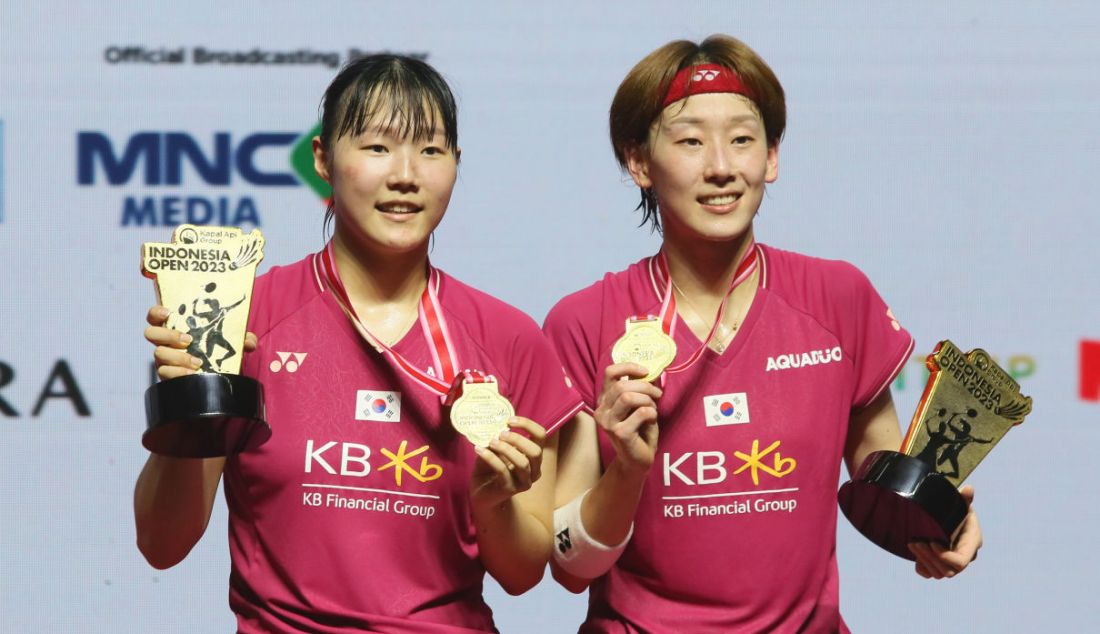Ganda putri Korea Baek Ha Na (kiri) dan Lee So Hee menjadi yang terbaik di Indonesia Open 2023. - JPNN.com