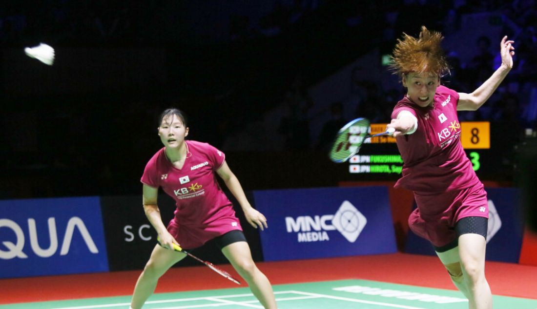 Ganda putri Korea Baek Ha Na (kiri) dan Lee So Hee saat melawan ganda putri Jepang Yuki Fukushima dan Sayaka Hirota pada final Indonesia Open 2023 di Istora Senayan, Jakarta, Minggu (18/6). - JPNN.com