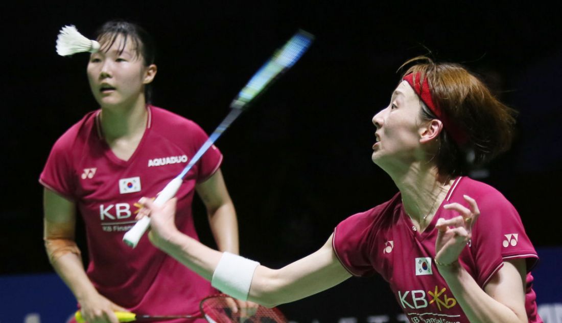 Ganda putri Korea Baek Ha Na (kiri) dan Lee So Hee saat melawan ganda putri Jepang Yuki Fukushima dan Sayaka Hirota pada final Indonesia Open 2023 di Istora Senayan, Jakarta, Minggu (18/6). Baek/Lee menang 22-20 dan 21-10. - JPNN.com