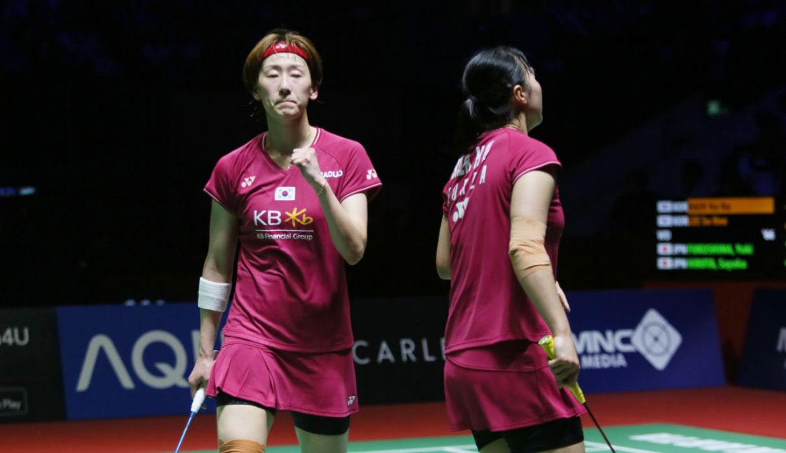 Ganda putri Korea Baek Ha Na dan Lee So Hee (kanan) saat melawan ganda putri Jepang Yuki Fukushima dan Sayaka Hirota pada final Indonesia Open 2023 di Istora Senayan, Jakarta, Minggu (18/6). - JPNN.com