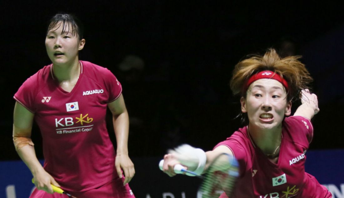 Ganda putri Korea Baek Ha Na (kiri) dan Lee So Hee saat melawan ganda putri Jepang Yuki Fukushima dan Sayaka Hirota pada final Indonesia Open 2023 di Istora Senayan, Jakarta, Minggu (18/6). Baek/Lee menang 22-20 dan 21-10. - JPNN.com