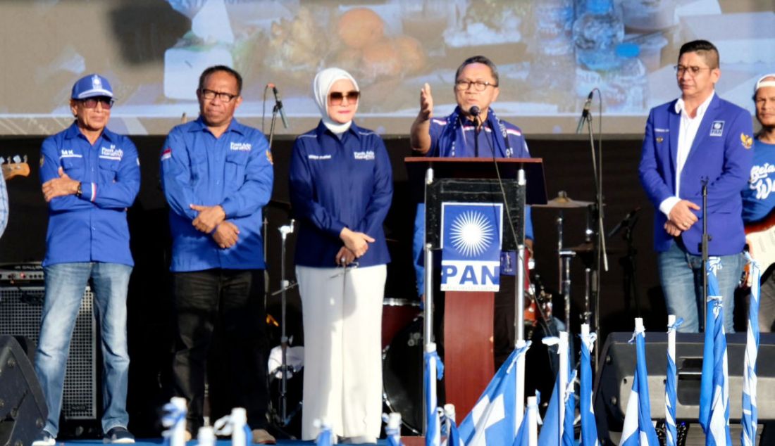 Ketua Umum Partai Amanat Nasional (PAN), Zulkifli Hasan menghadiri deklarasi Widya Pratiwi Murad sebagai caleg DPR RI dari daerah pemilihan (dapil) Maluku di Lapangan Merdeka Ambon, Jalan Raya Pattimura, Ambon, Maluku, Sabtu (17/6). - JPNN.com