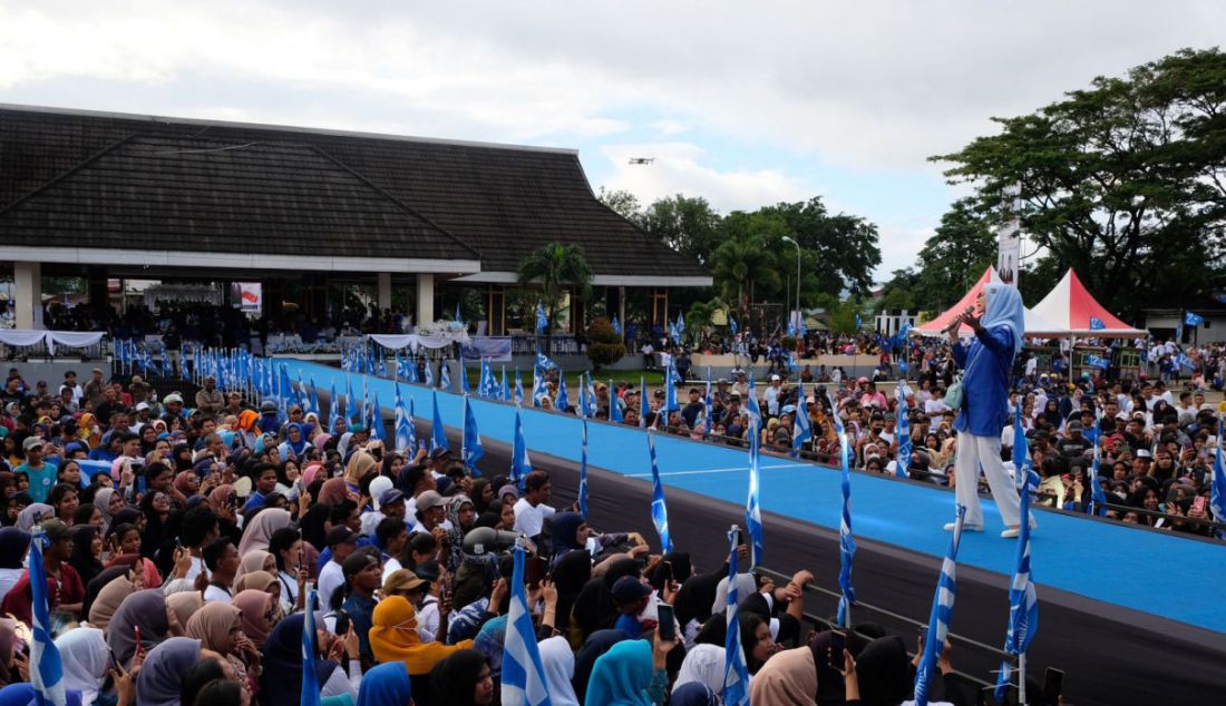 Ketua Umum Partai Amanat Nasional (PAN), Zulkifli Hasan menghadiri deklarasi Widya Pratiwi Murad sebagai caleg DPR RI dari daerah pemilihan (dapil) Maluku di Lapangan Merdeka Ambon, Jalan Raya Pattimura, Ambon, Maluku, Sabtu (17/6). - JPNN.com