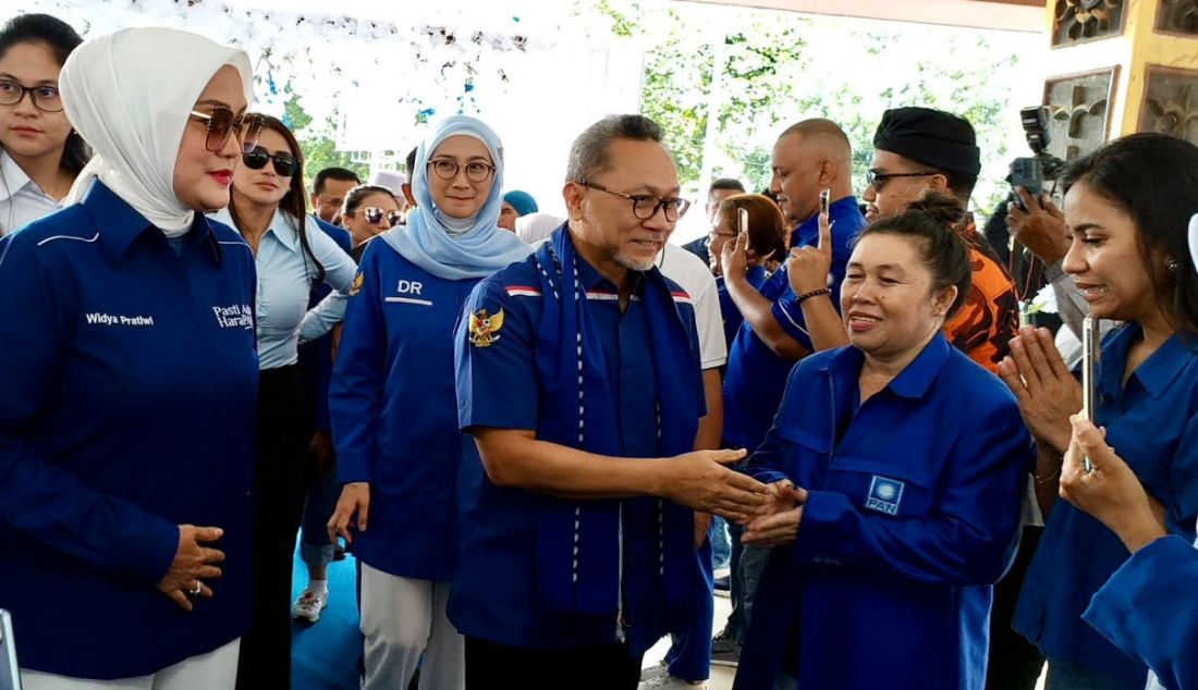 Ketua Umum Partai Amanat Nasional (PAN), Zulkifli Hasan menghadiri deklarasi Widya Pratiwi Murad sebagai caleg DPR RI dari daerah pemilihan (dapil) Maluku di Lapangan Merdeka Ambon, Jalan Raya Pattimura, Ambon, Maluku, Sabtu (17/6). - JPNN.com