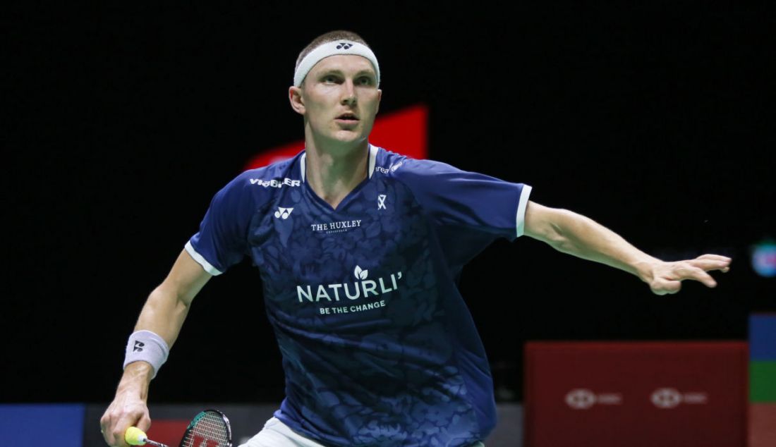 Tunggal putra Denmark Viktor Axelsen saat melawan tunggal putra Indonesia Anthony Sinisuka Ginting pada final Indonesia Open 2023 di Istora Senayan, Jakarta, Minggu (18/6). Viktor Axelsen menang atas lawannya dengan skor 21-14 dan 21-13. - JPNN.com