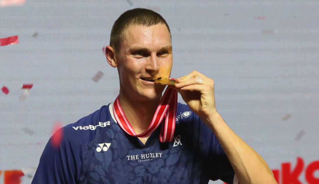 Tunggal putra Denmark Viktor Axelsen saat melawan tunggal putra Indonesia Anthony Sinisuka Ginting pada final Indonesia Open 2023 di Istora Senayan, Jakarta, Minggu (18/6). Viktor Axelsen menang atas lawannya dengan skor 21-14 dan 21-13. - JPNN.com