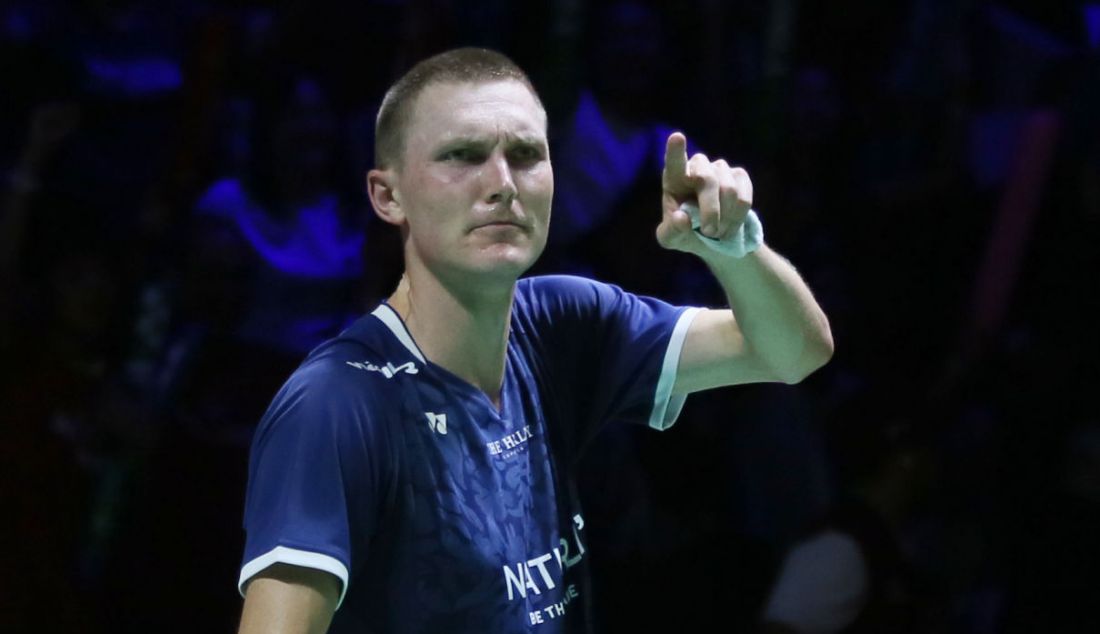 Tunggal putra Denmark Viktor Axelsen saat melawan tunggal putra Indonesia Anthony Sinisuka Ginting pada final Indonesia Open 2023 di Istora Senayan, Jakarta, Minggu (18/6). Viktor Axelsen menang atas lawannya dengan skor 21-14 dan 21-13. - JPNN.com